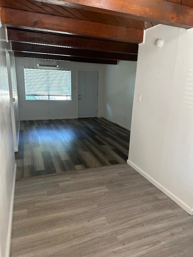 Building Photo - 590 Denslowe Dr