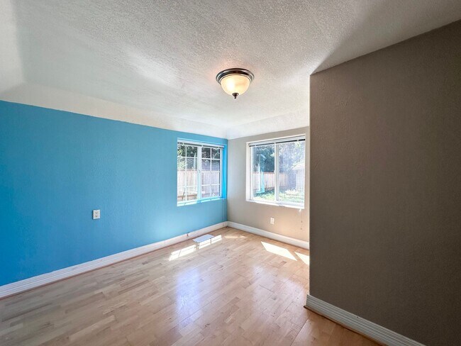 Building Photo - Gorgeous 3 Bed 2 Bath w/ Brand New Deck Patio Home in Cedar Hills! MOVE IN SPECIAL!