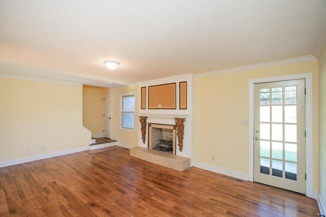 Building Photo - 2425 Mansker Dr