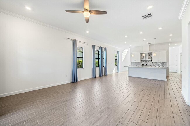 Building Photo - 601 SE Fascino Cir