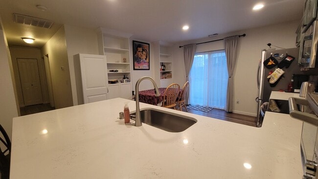 Building Photo - Amazing 3 br 2 bath ONE LEVEL home on fully fenced large lot on cul de sac!