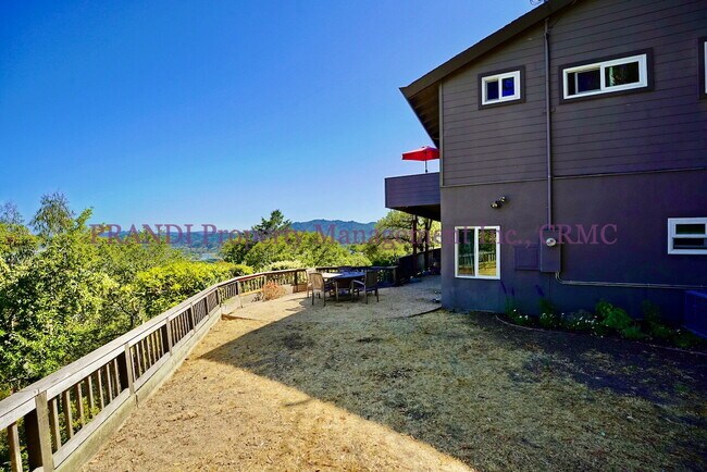 Building Photo - Spacious Greenbrae View Home with Privacy ...