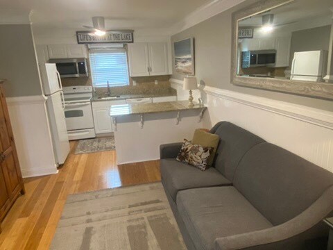 Building Photo - 2109 Pine Tree Dr