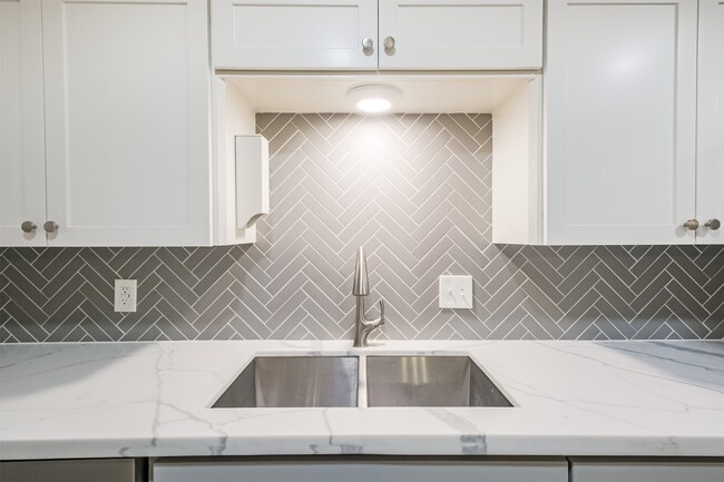 Building Photo - 3362 Continental Dr