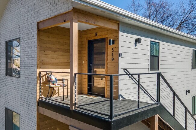 Building Photo - Downtown furnished rental w/ all utilities included (avail. Oct. thru May only)