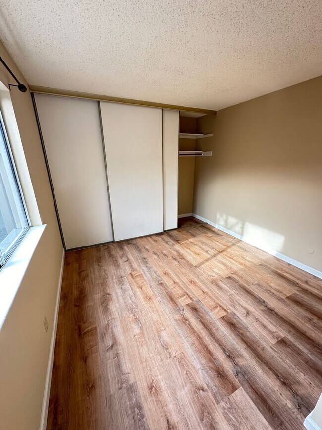 Building Photo - 2 Bed 2 Bath W/ Attached 2 Car Garage