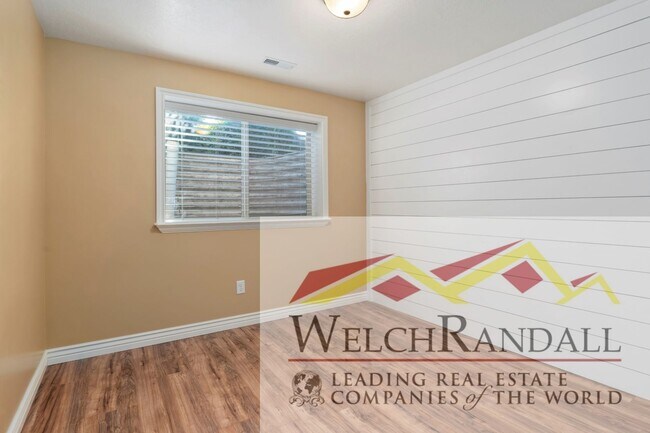 Building Photo - 525 Isabella Dr