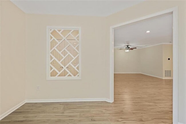 Building Photo - 911 Hollyfax Cir NE