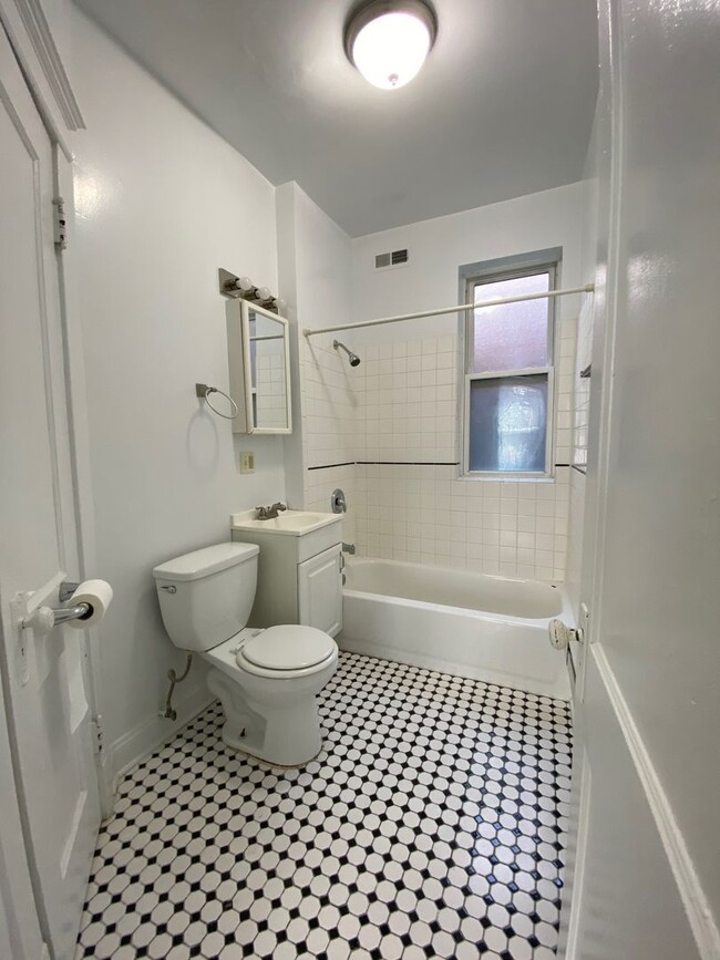 Building Photo - Lakeview 2BR! Near Brown Line & Whole Foods!