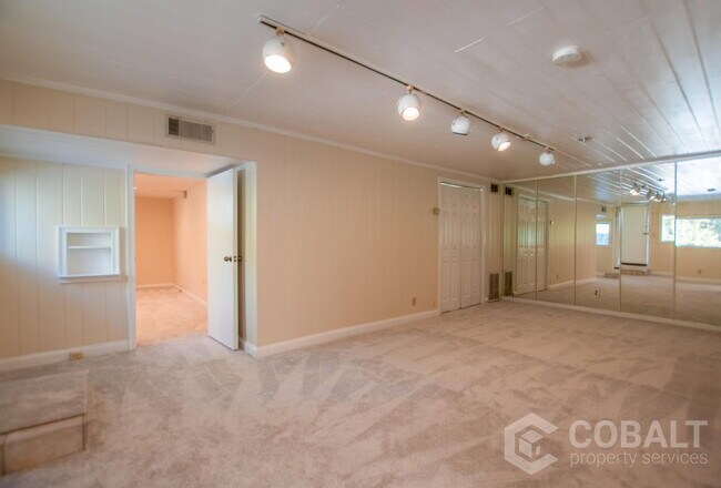 Building Photo - 867 Rosedale Rd NE