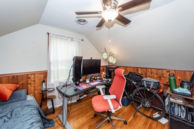 Building Photo - 6 Bedroom, 2.5 Bath House in Drayton on th...