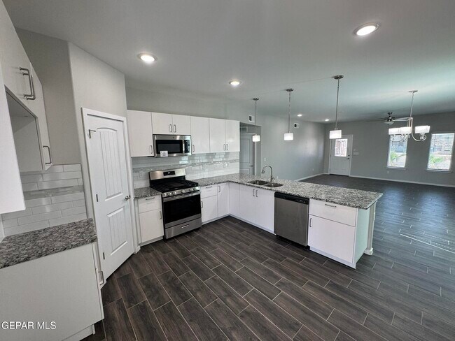 Building Photo - 13852 Paseo Alegre Ave