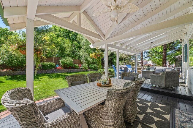 Building Photo - 2062 Hyacinth Rd