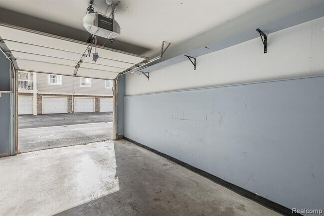 Building Photo - 116 Saber Way