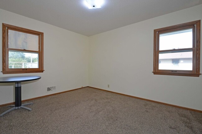 Building Photo - Spacious 3 bed, 2 bath rental in Bloomingt...