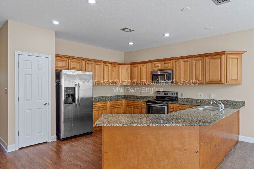 Building Photo - 511 Arbor Lake Dr