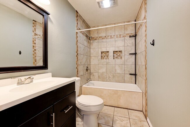 Building Photo - Super Cute Brick Home in Uptown OKC!