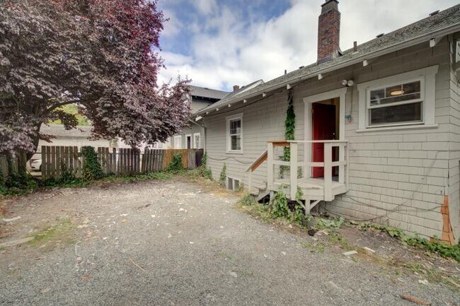Building Photo - 5 bedroom in Seattle WA 98105