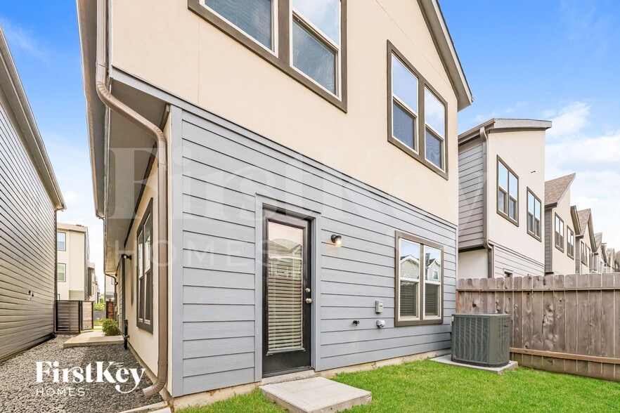 Building Photo - 18326 W Centro Cir
