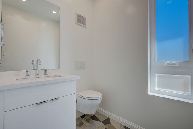 Building Photo - 837 N Kingsley Dr