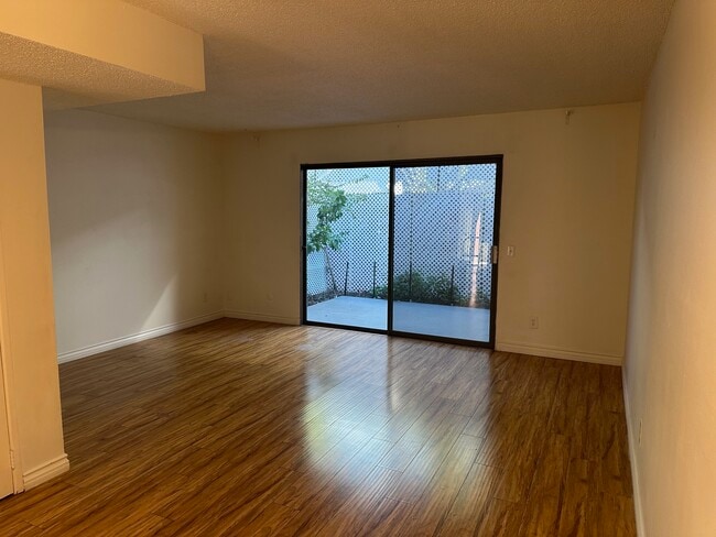 Building Photo - 727 E Tujunga Ave