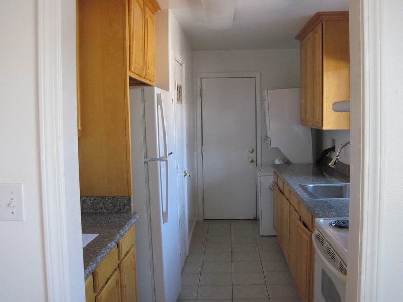 Building Photo - 2750 Argyll Ave