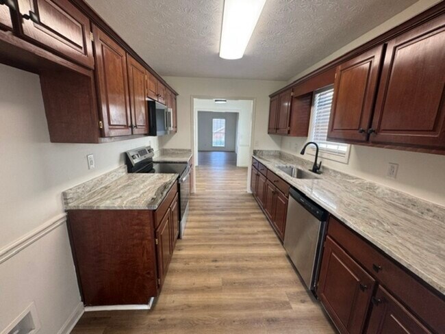 Building Photo - 2208 Summerwind Dr