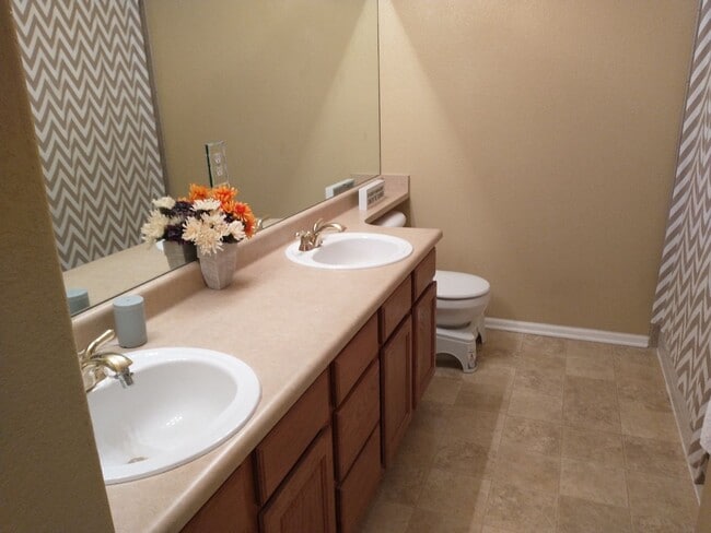 Building Photo - Beautiful 4 Bed 2.5 Bath + High Quality Up...