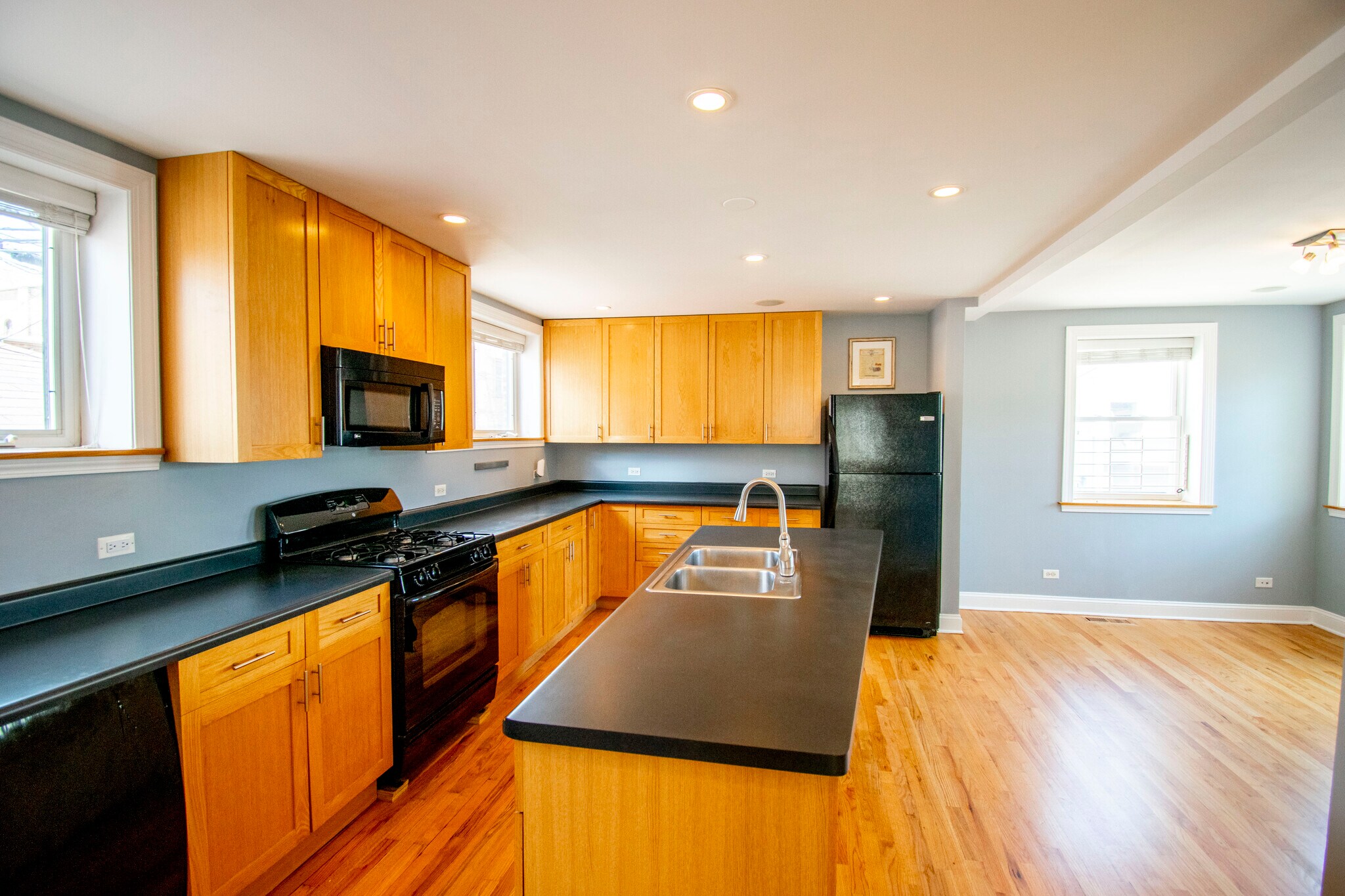 Building Photo - 2736 W Evergreen Ave