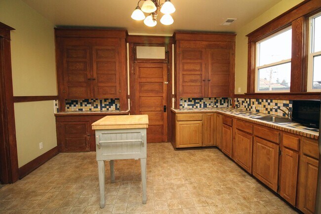 Building Photo - 4033 SE Hawthorne Blvd