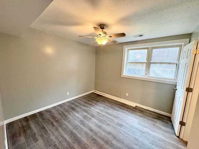 Building Photo - Newly Renovated 1 Bed / 1 Bath in Central ...