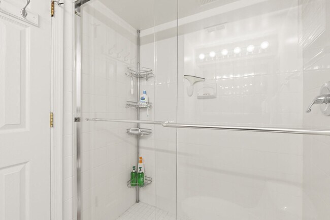 Building Photo - Spacious & Conveniently Located 2br/2ba on U St Corridor!