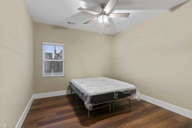 Building Photo - 5424 Delmar Ct