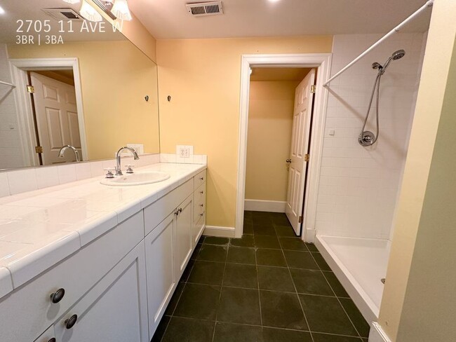 Building Photo - Queen Anne - Must See 3 Bedroom / 3 Bath Home