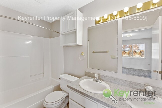 Building Photo - Beautiful 3 Bed 2.5 Bath townhome with easy commute anywhere in town!