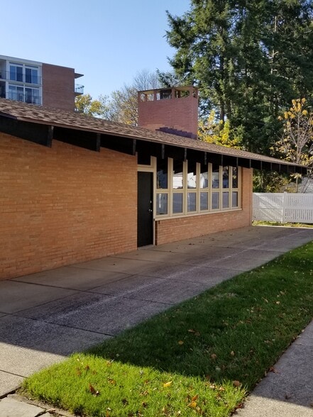 CLUB HOUSE - 2331 E Market St