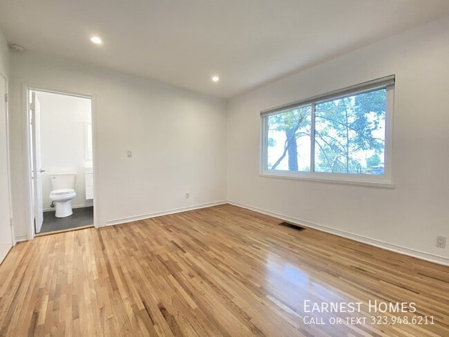 Building Photo - 2736 Hollyridge Dr