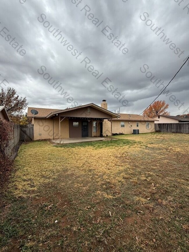 Building Photo - Spacious 3 bedrooms 2 bath family home