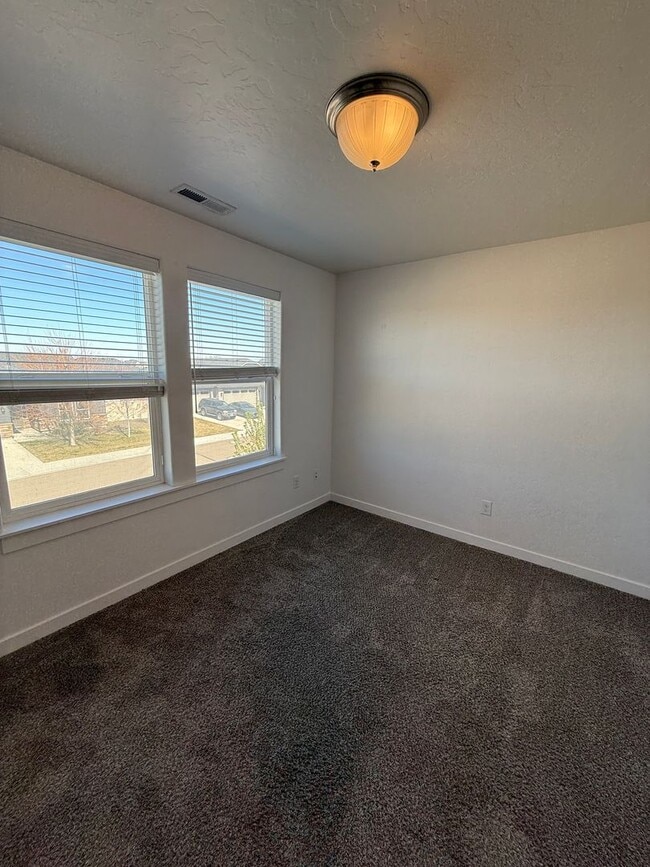 Building Photo - Available Now- Beautiful Nampa Townhome