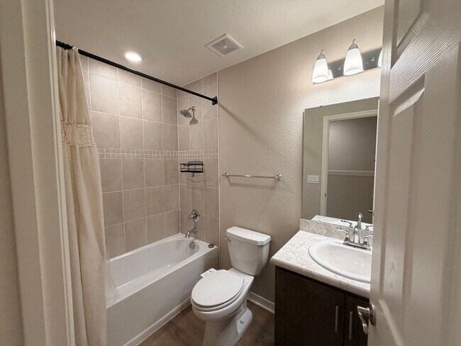 Building Photo - Modern 3BR Townhome in Plant City – Move-In Ready