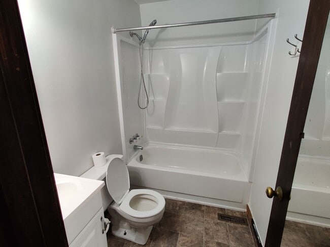 Building Photo - 3 bedroom townhouse