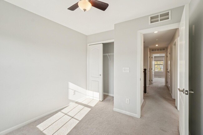 Building Photo - 202 N Sydney Ct