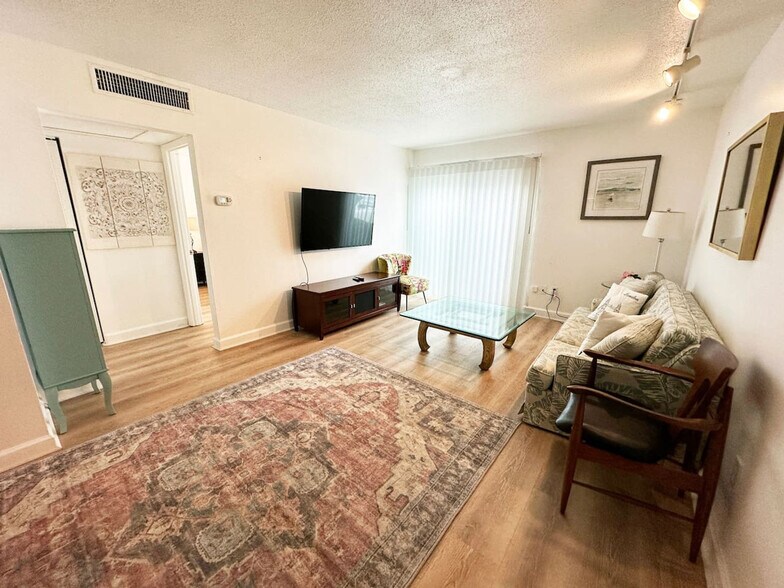 Building Photo - 1700 SW 16th Ct