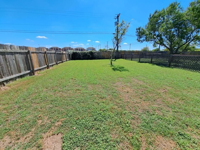 Building Photo - 1112 Leslie Cir