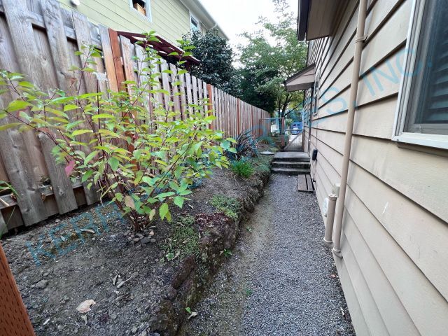 Building Photo - Charming 2-Bed Oasis with 1,111 Sq Ft of Comfort in Vibrant SE Portland!