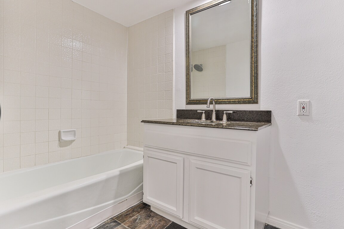 Building Photo - 222 N Rose St