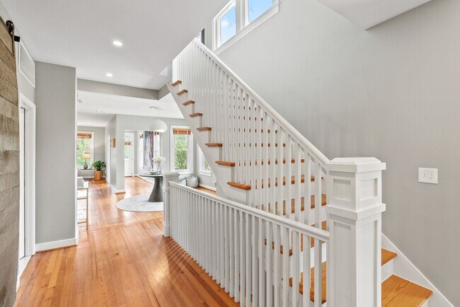 Building Photo - Spacious Kent Home | 6 Bed | 4 Bath | 4,000 Sf | Front Porch + Backyard | Detached 4-Car Garage