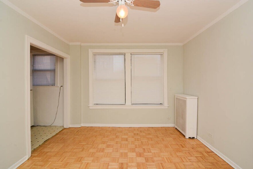 Building Photo - 742 W Belmont Ave