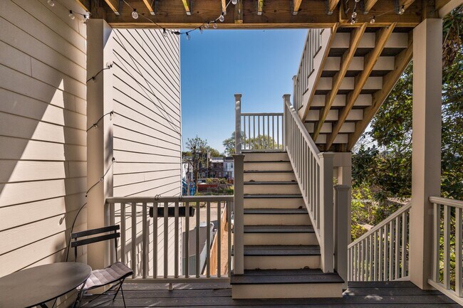 Building Photo - Beautiful 2 bed 2 bath plus den- Parking!!...