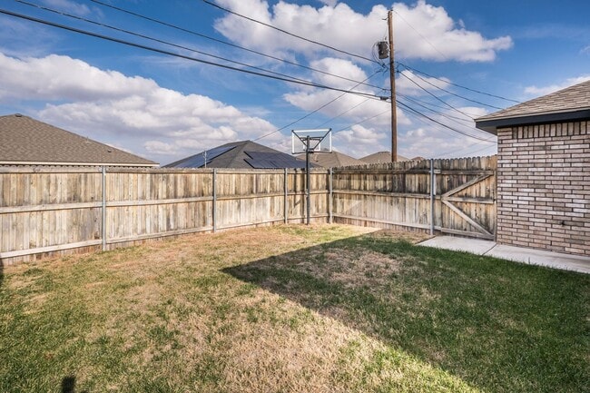 Building Photo - 4 BEDROOM!!! Located in River Road